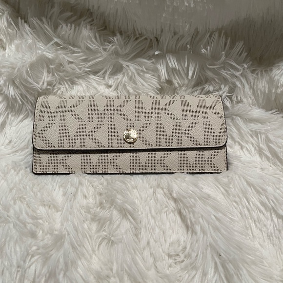 Michael Kors Envelope Wallet - Picture 1 of 7